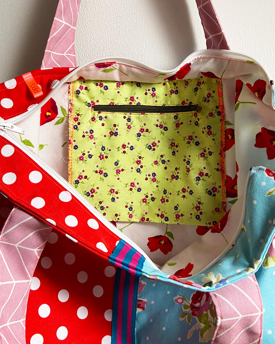 unieke, handgemaakte en kleurrijke shopper van PIEKS creations met bloemenpatroon en witte polka dot - binnenvakje met rits