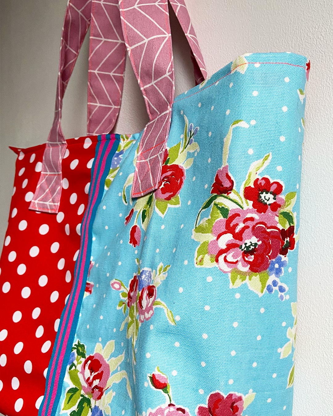 unieke, handgemaakte en kleurrijke shopper van PIEKS creations met bloemenpatroon en witte polka dot - zijkant