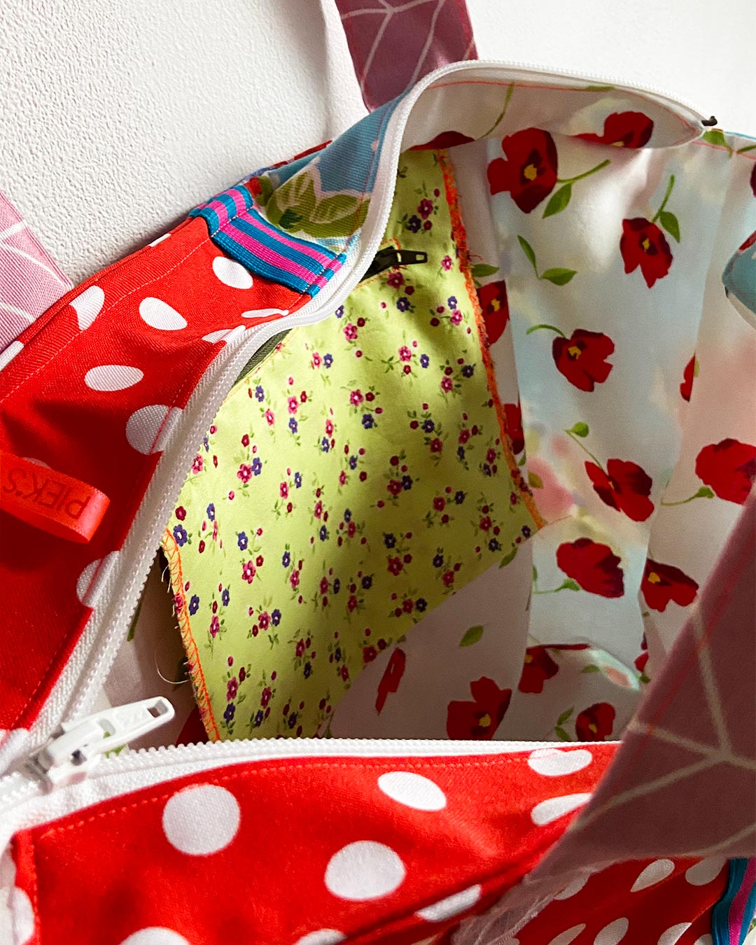 unieke, handgemaakte en kleurrijke shopper van PIEKS creations met bloemenpatroon en witte polka dot - binnenkant