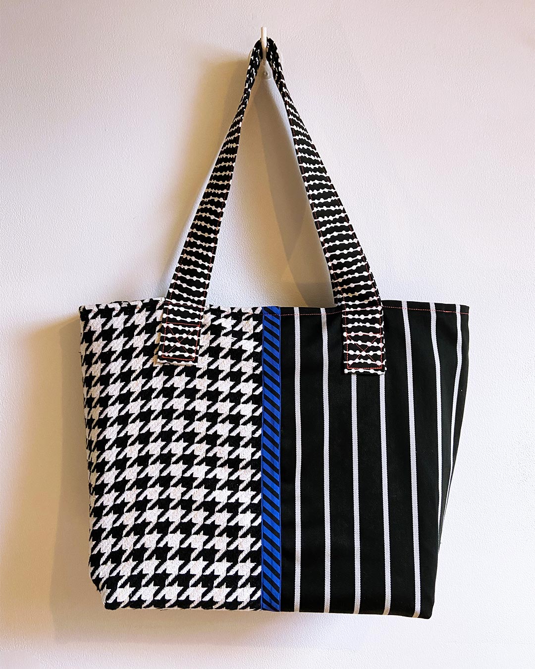 unieke, handgemaakte en kleurrijke shopper van PIEKS creations in zwart wit met blauw accent - achterkant