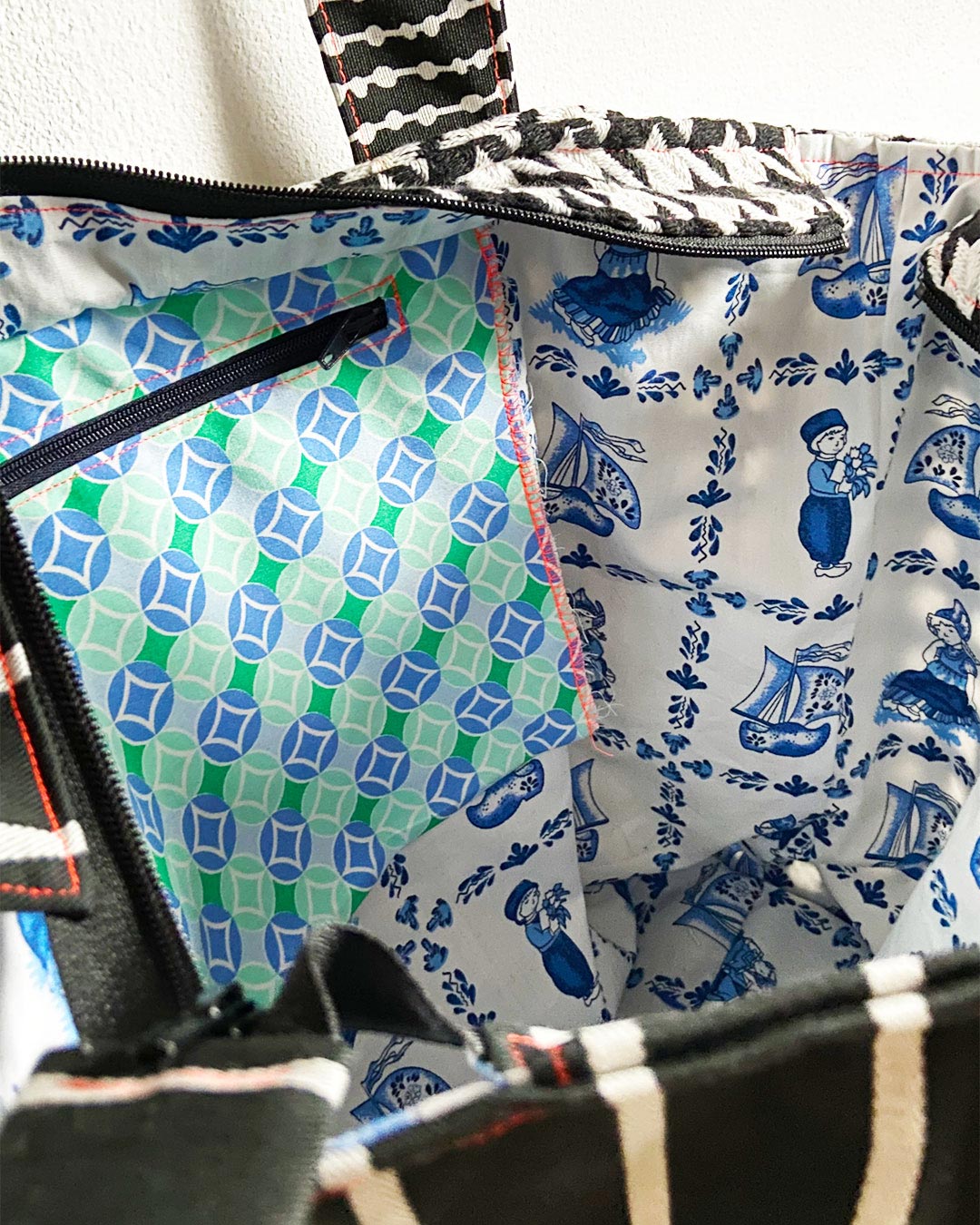 unieke, handgemaakte en kleurrijke shopper van PIEKS creations in zwart wit met blauw accent - binnenkant