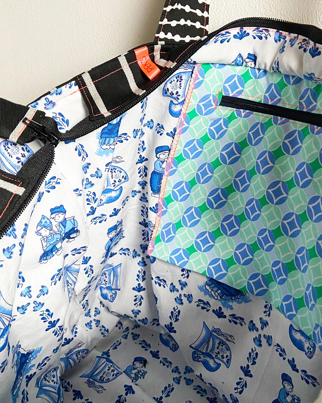 unieke, handgemaakte en kleurrijke shopper van PIEKS creations in zwart wit met blauw accent - binnenkant