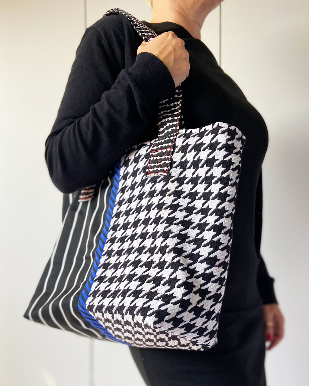 unieke, handgemaakte en kleurrijke shopper van PIEKS creations in zwart wit met blauw accent - model