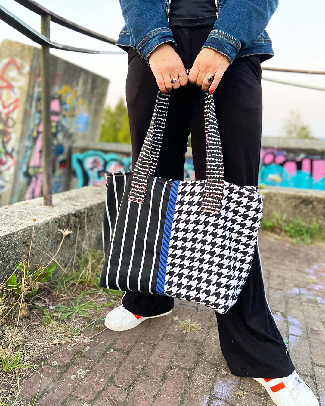 unieke, handgemaakte en kleurrijke shopper van PIEKS creations in zwart wit met blauw accent - sfeerfoto