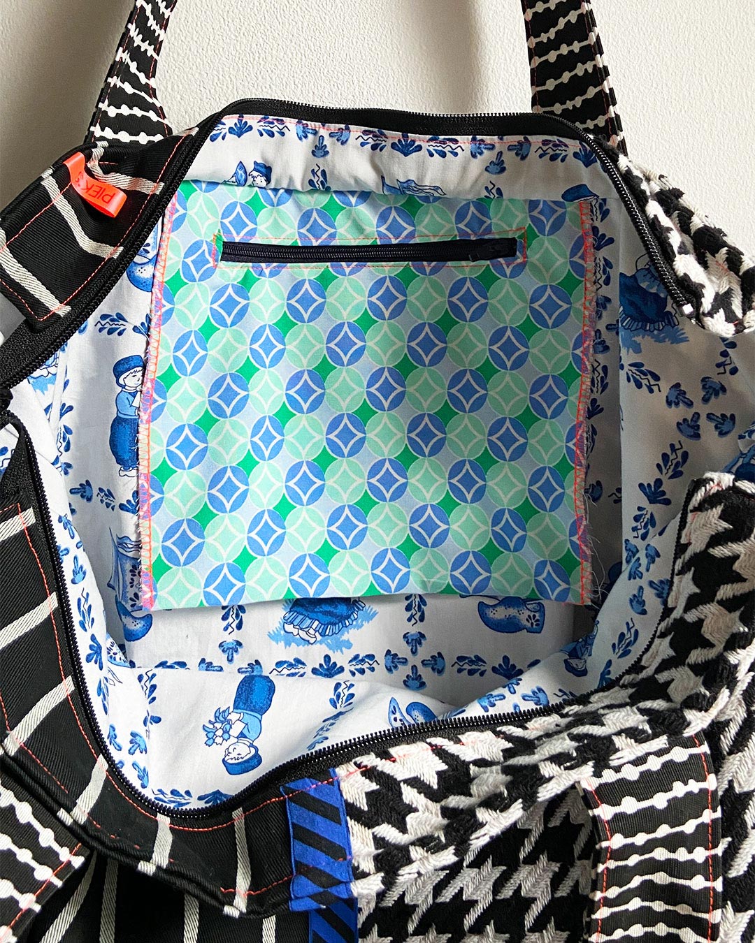 unieke, handgemaakte en kleurrijke shopper van PIEKS creations in zwart wit met blauw accent - binnenvakje met rits