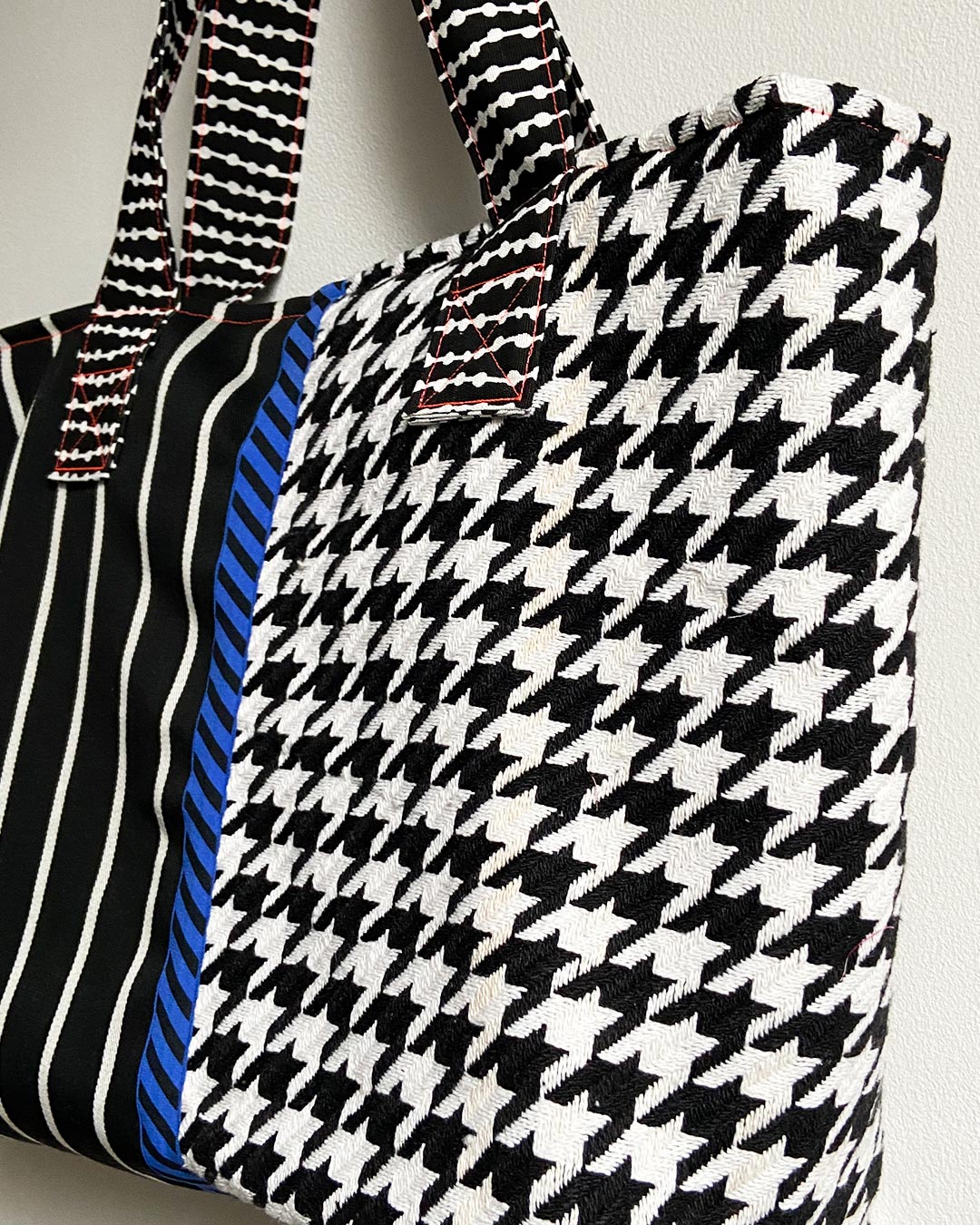 unieke, handgemaakte en kleurrijke shopper van PIEKS creations in zwart wit met blauw accent - zijkant