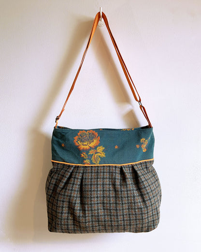 unieke, handgemaakte en stijlvolle crossbody bag van PIEKS creations van tweet en oranje details - achterkant