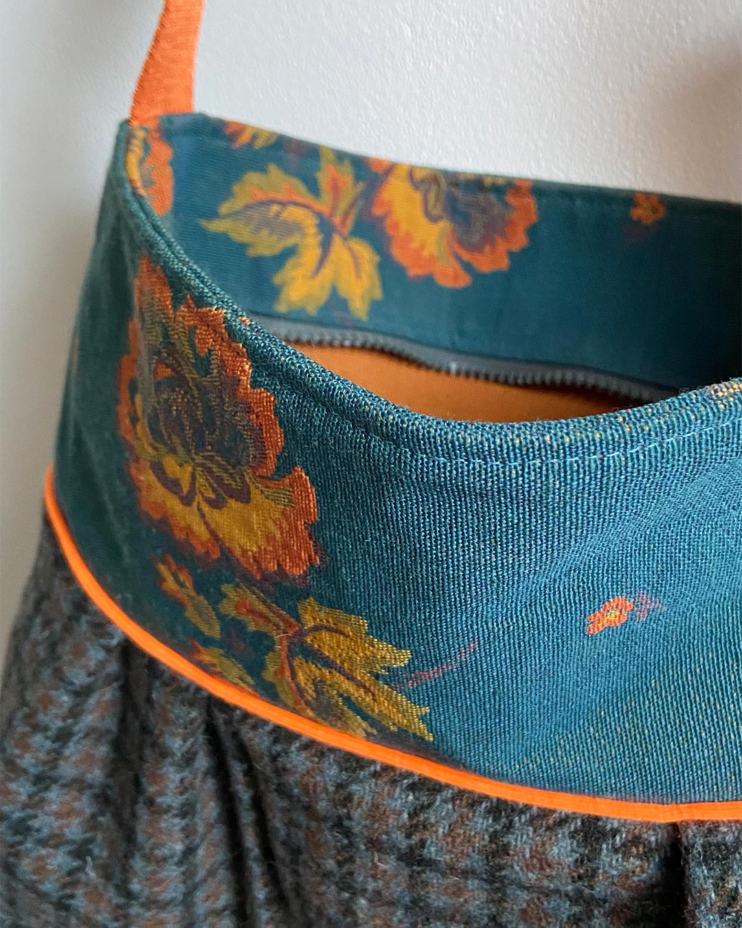 unieke, handgemaakte en stijlvolle crossbody bag van PIEKS creations van tweet en oranje details - detail