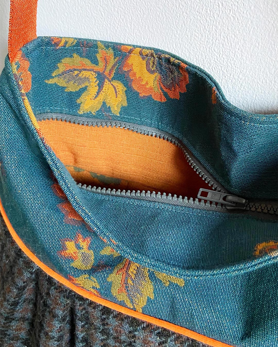 unieke, handgemaakte en stijlvolle crossbody bag van PIEKS creations van tweet en oranje details - rits