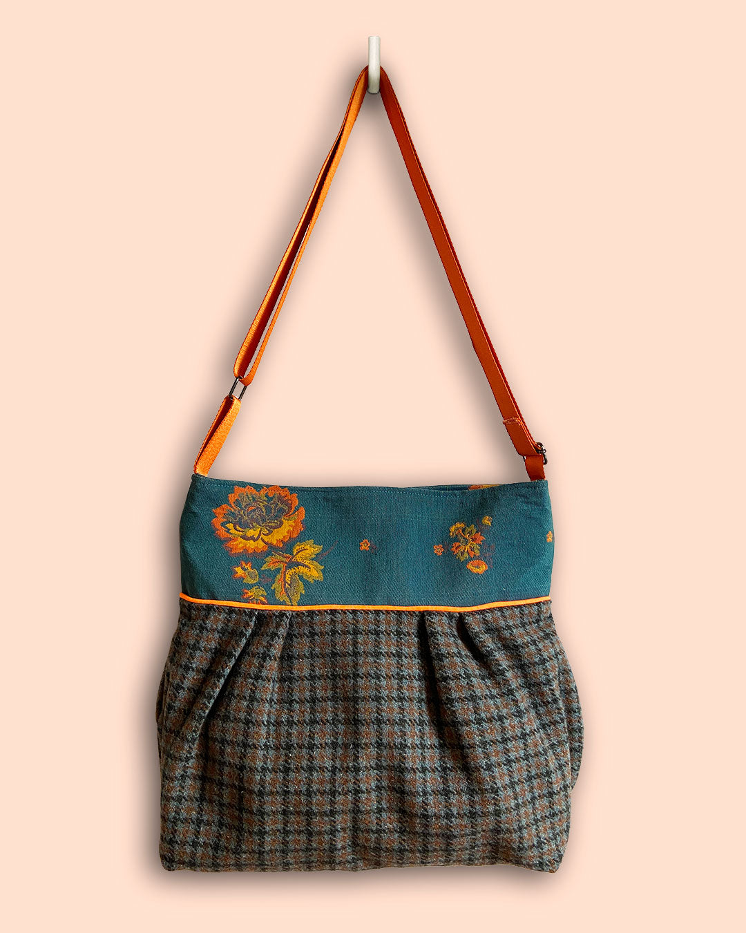 unieke, handgemaakte en stijlvolle crossbody bag van PIEKS creations van tweet en oranje details - voorkant