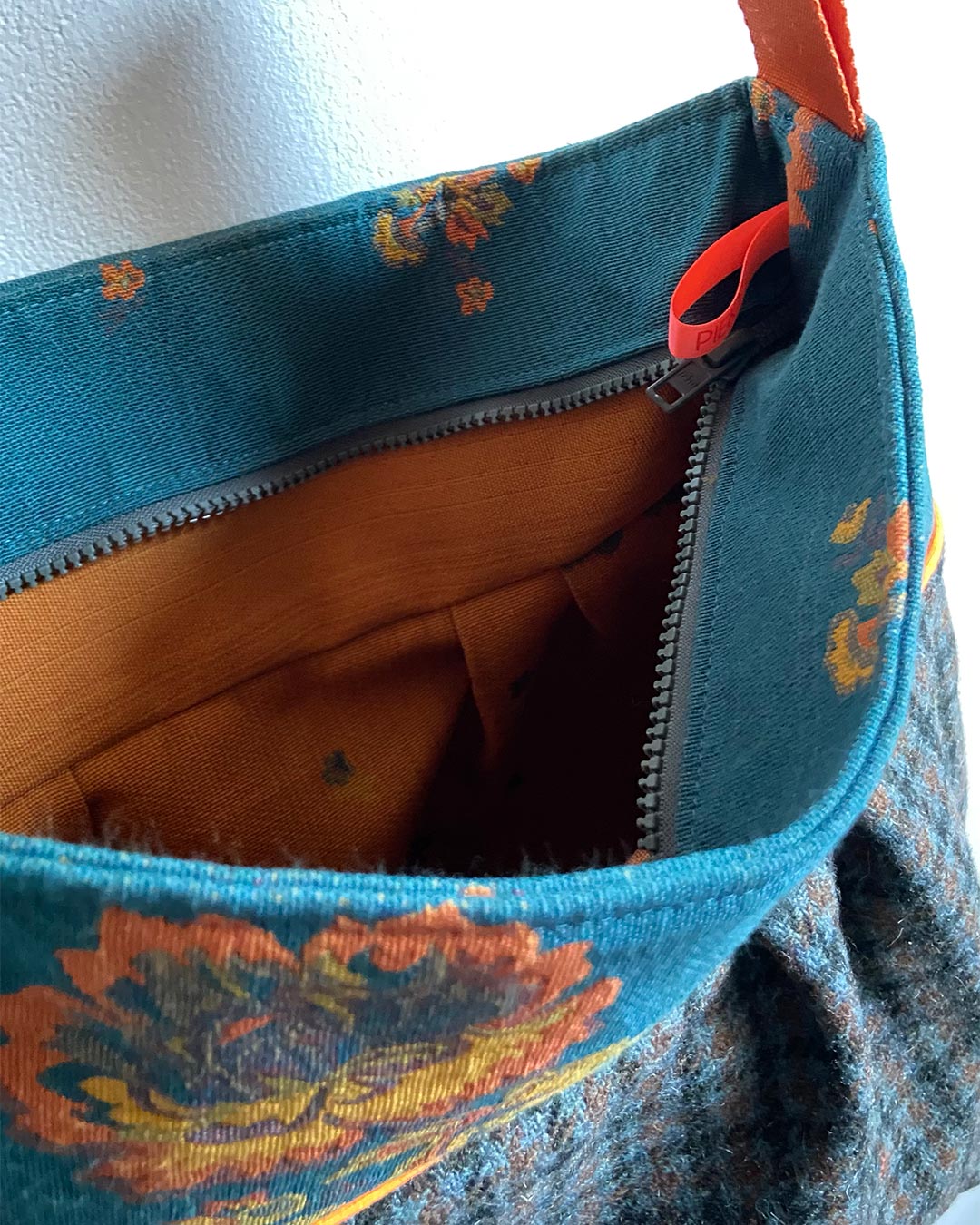 unieke, handgemaakte en stijlvolle crossbody bag van PIEKS creations van tweet en oranje details - binnenkant