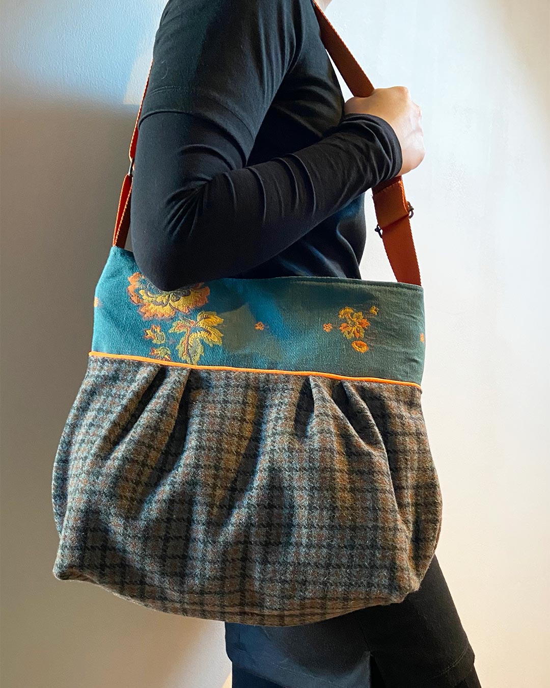 unieke, handgemaakte en stijlvolle crossbody bag van PIEKS creations van tweet en oranje details - model