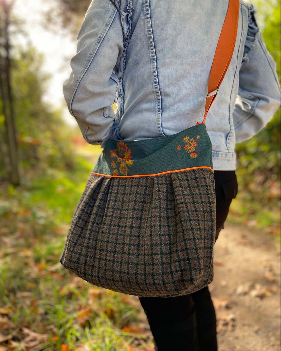 unieke, handgemaakte en stijlvolle crossbody bag van PIEKS creations van tweet en oranje details - sfeerfoto