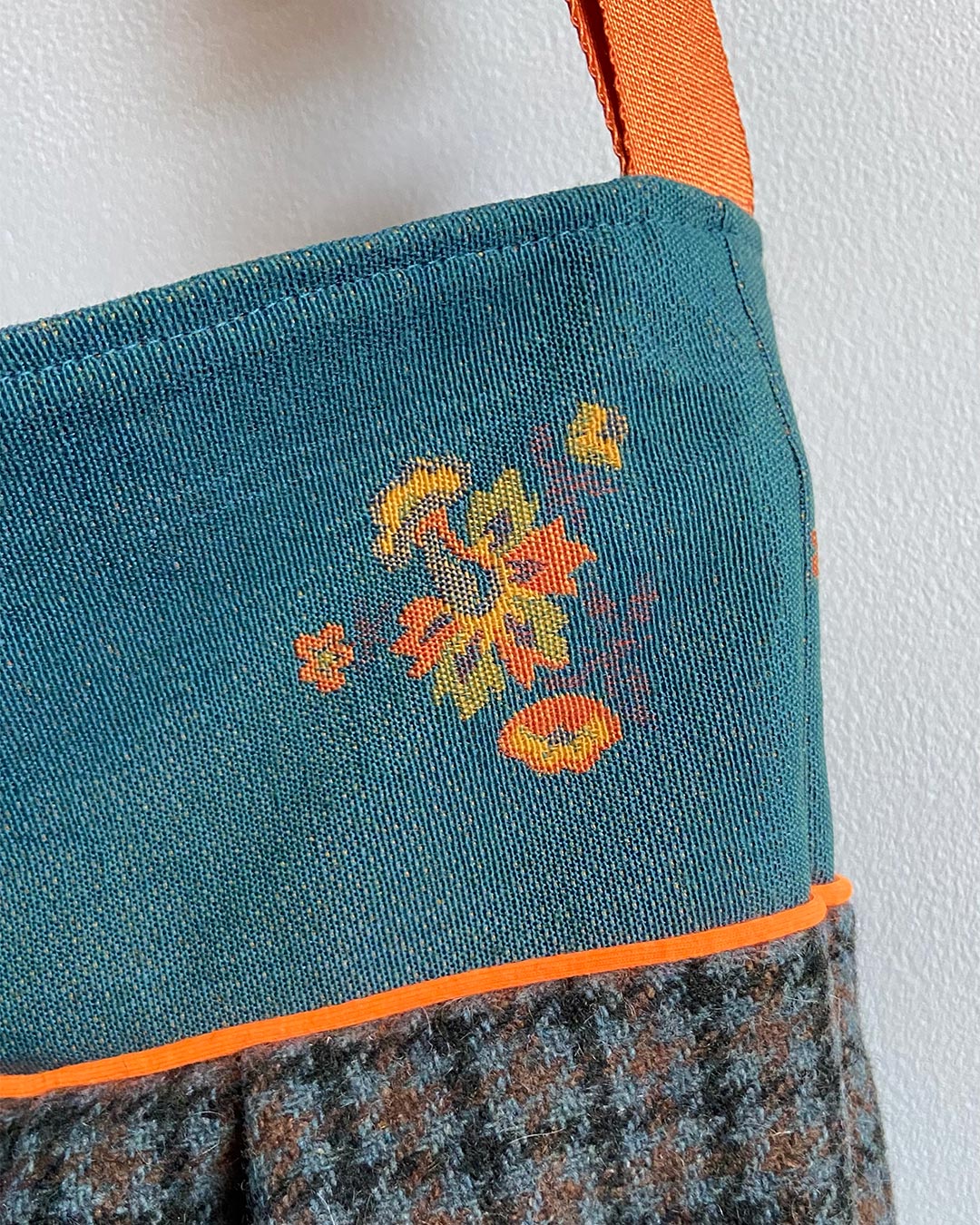 unieke, handgemaakte en stijlvolle crossbody bag van PIEKS creations van tweet en oranje details - zijkant