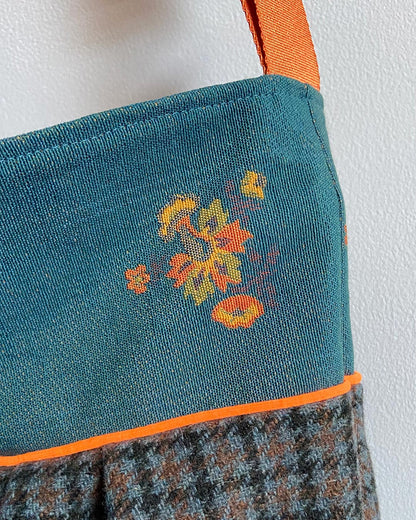 unieke, handgemaakte en stijlvolle crossbody bag van PIEKS creations van tweet en oranje details - zijkant