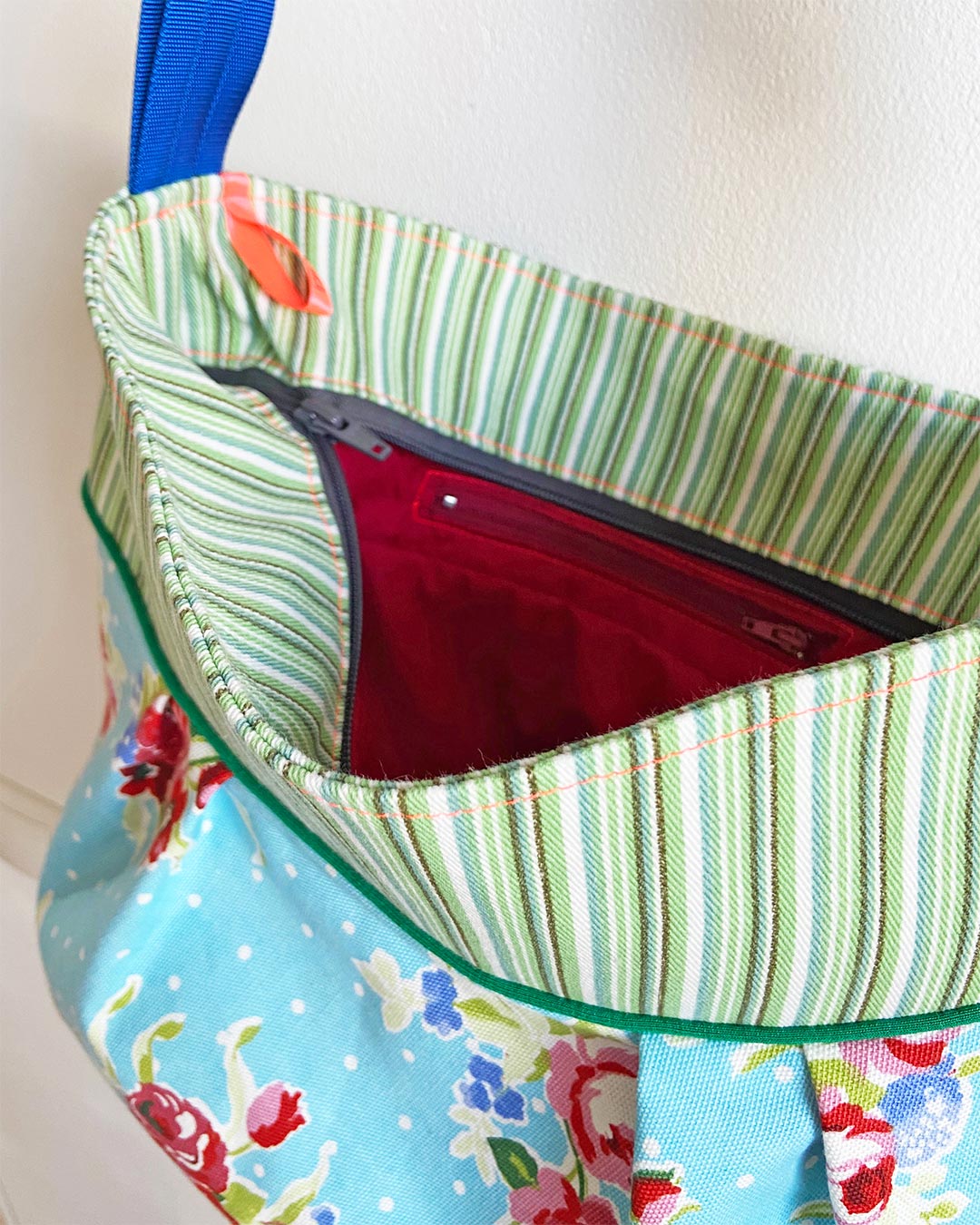 unieke, handgemaakte en stijlvolle crossbody bag van PIEKS creations met bloemen en strepen - rits