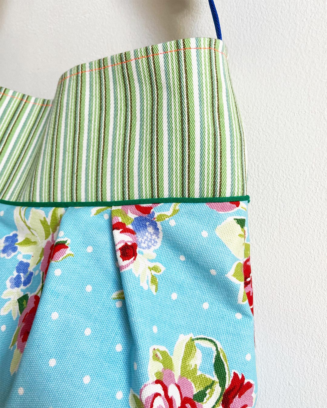 unieke, handgemaakte en stijlvolle crossbody bag van PIEKS creations met bloemen en strepen - zijkant