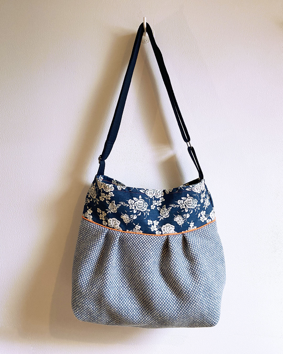 unieke, handgemaakte en stijlvolle crossbody bag van PIEKS creations in blauw met bloemen en oranje accent - achterkant