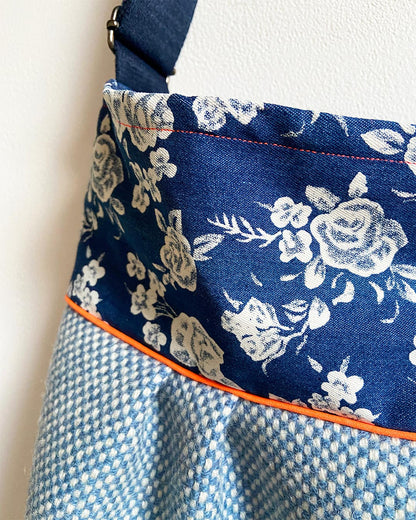 unieke, handgemaakte en stijlvolle crossbody bag van PIEKS creations in blauw met bloemen en oranje accent - detail