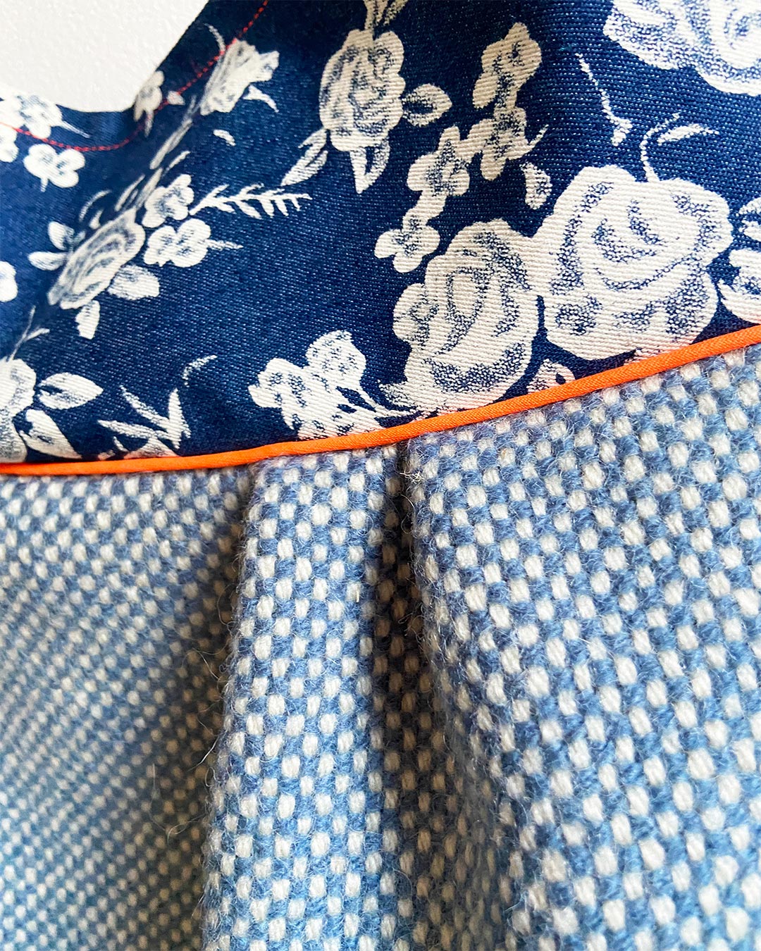 unieke, handgemaakte en stijlvolle crossbody bag van PIEKS creations in blauw met bloemen en oranje accent - stoffen