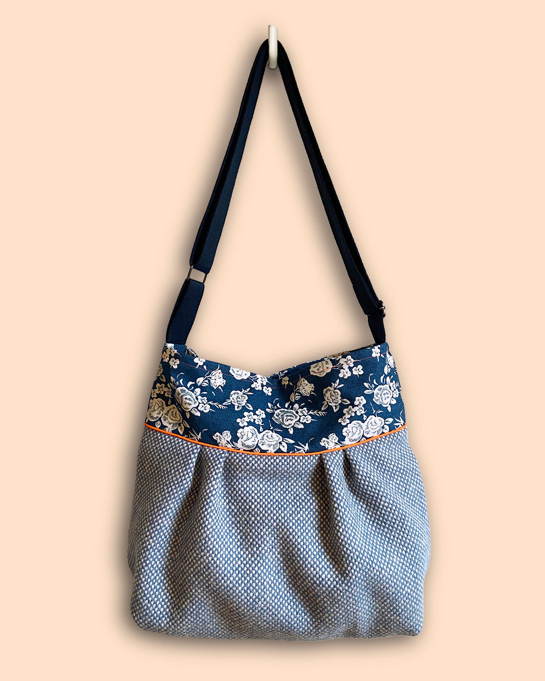 unieke, handgemaakte en stijlvolle crossbody bag van PIEKS creations in blauw met bloemen en oranje accent - voorkant