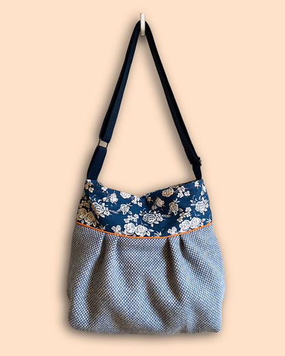 unieke, handgemaakte en stijlvolle crossbody bag van PIEKS creations in blauw met bloemen en oranje accent - voorkant