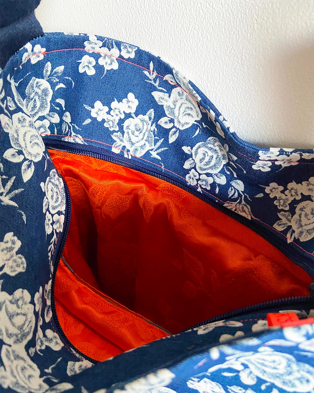 unieke, handgemaakte en stijlvolle crossbody bag van PIEKS creations in blauw met bloemen en oranje accent - binnenkant