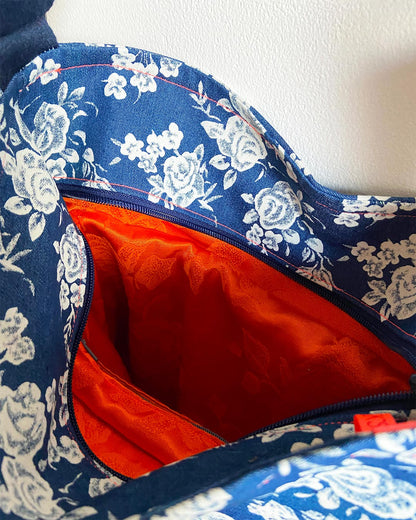 unieke, handgemaakte en stijlvolle crossbody bag van PIEKS creations in blauw met bloemen en oranje accent - binnenkant
