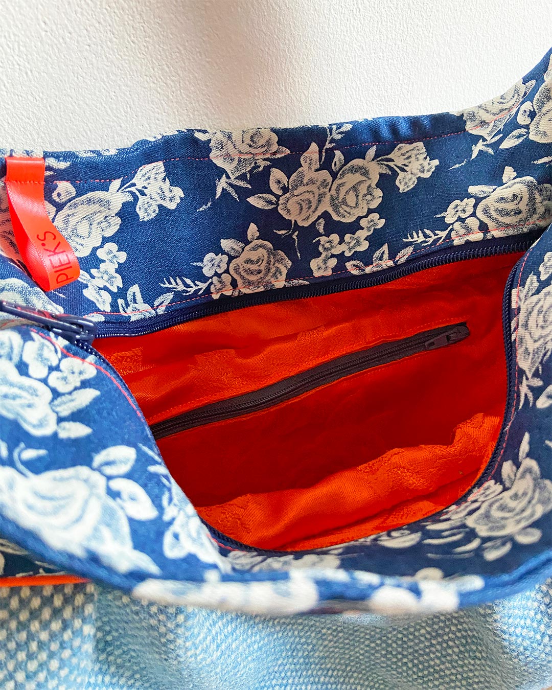 unieke, handgemaakte en stijlvolle crossbody bag van PIEKS creations in blauw met bloemen en oranje accent - binnenvakje