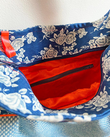 unieke, handgemaakte en stijlvolle crossbody bag van PIEKS creations in blauw met bloemen en oranje accent - binnenvakje