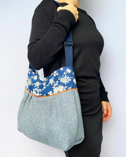 unieke, handgemaakte en stijlvolle crossbody bag van PIEKS creations in blauw met bloemen en oranje accent - model