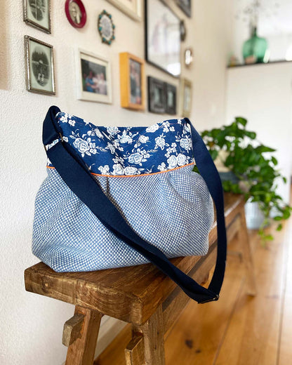 unieke, handgemaakte en stijlvolle crossbody bag van PIEKS creations in blauw met bloemen en oranje accent - sfeerfoto