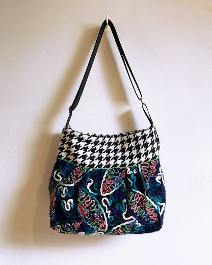unieke, handgemaakte en stijlvolle crossbody bag van PIEKS creations van wollen stoffen - achterkant