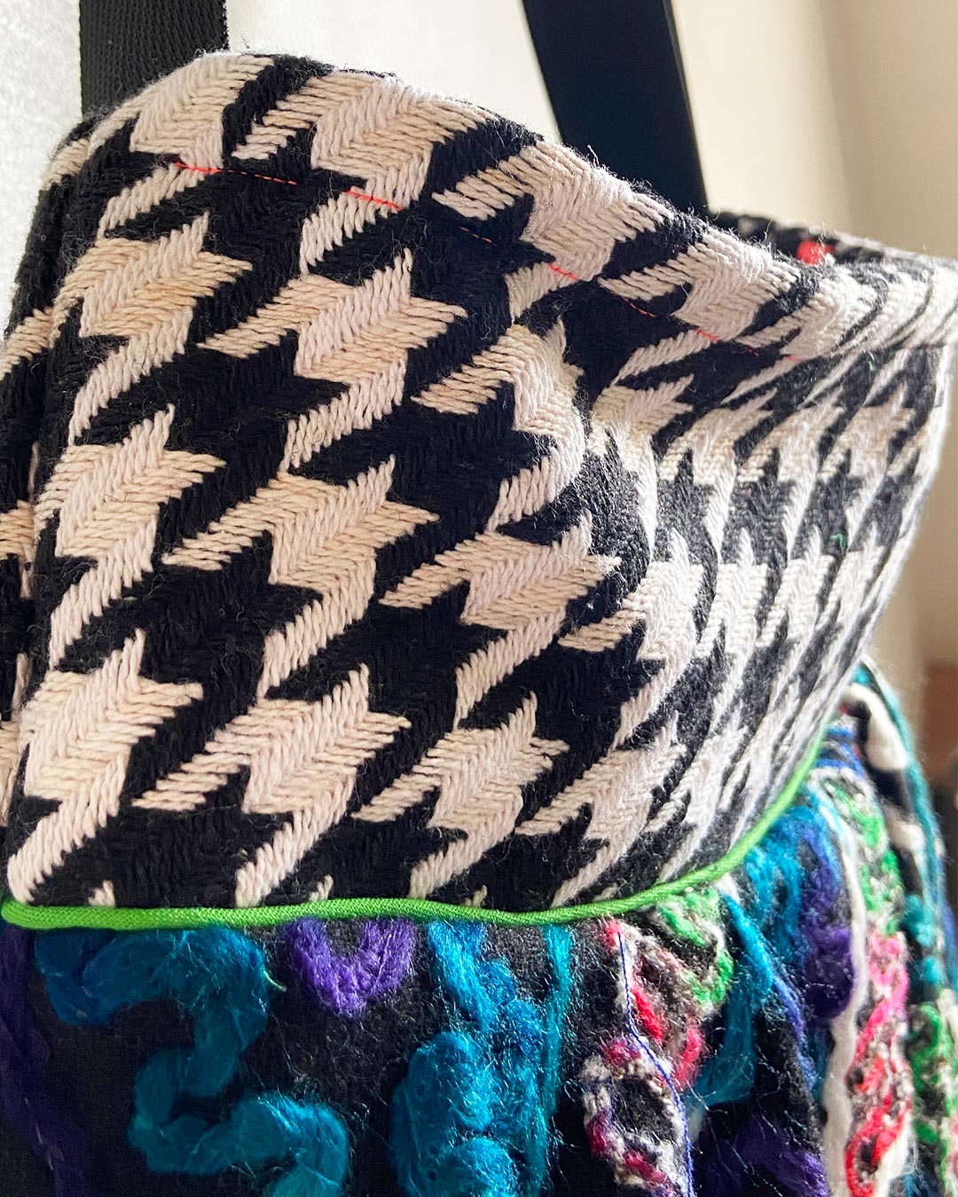 unieke, handgemaakte en stijlvolle crossbody bag van PIEKS creations van wollen stoffen - stofen