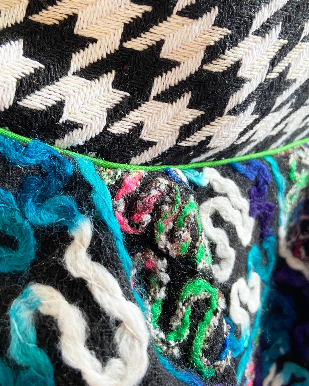 unieke, handgemaakte en stijlvolle crossbody bag van PIEKS creations van wollen stoffen - detail stoffen