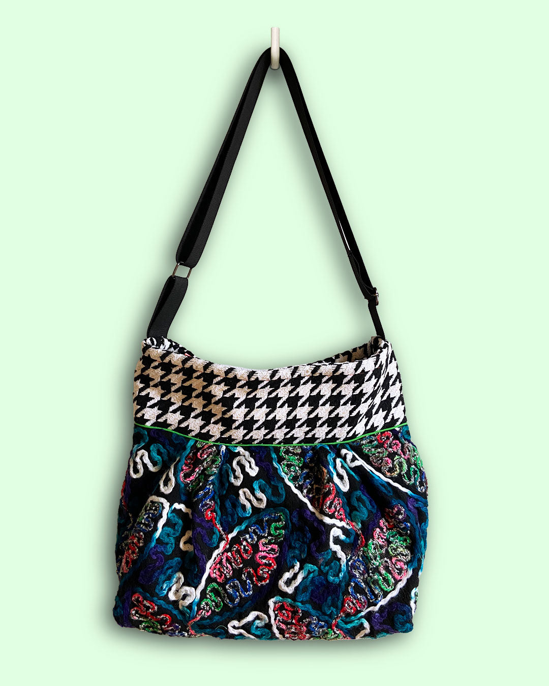 unieke, handgemaakte en stijlvolle crossbody bag van PIEKS creations van wollen stoffen - voorkant