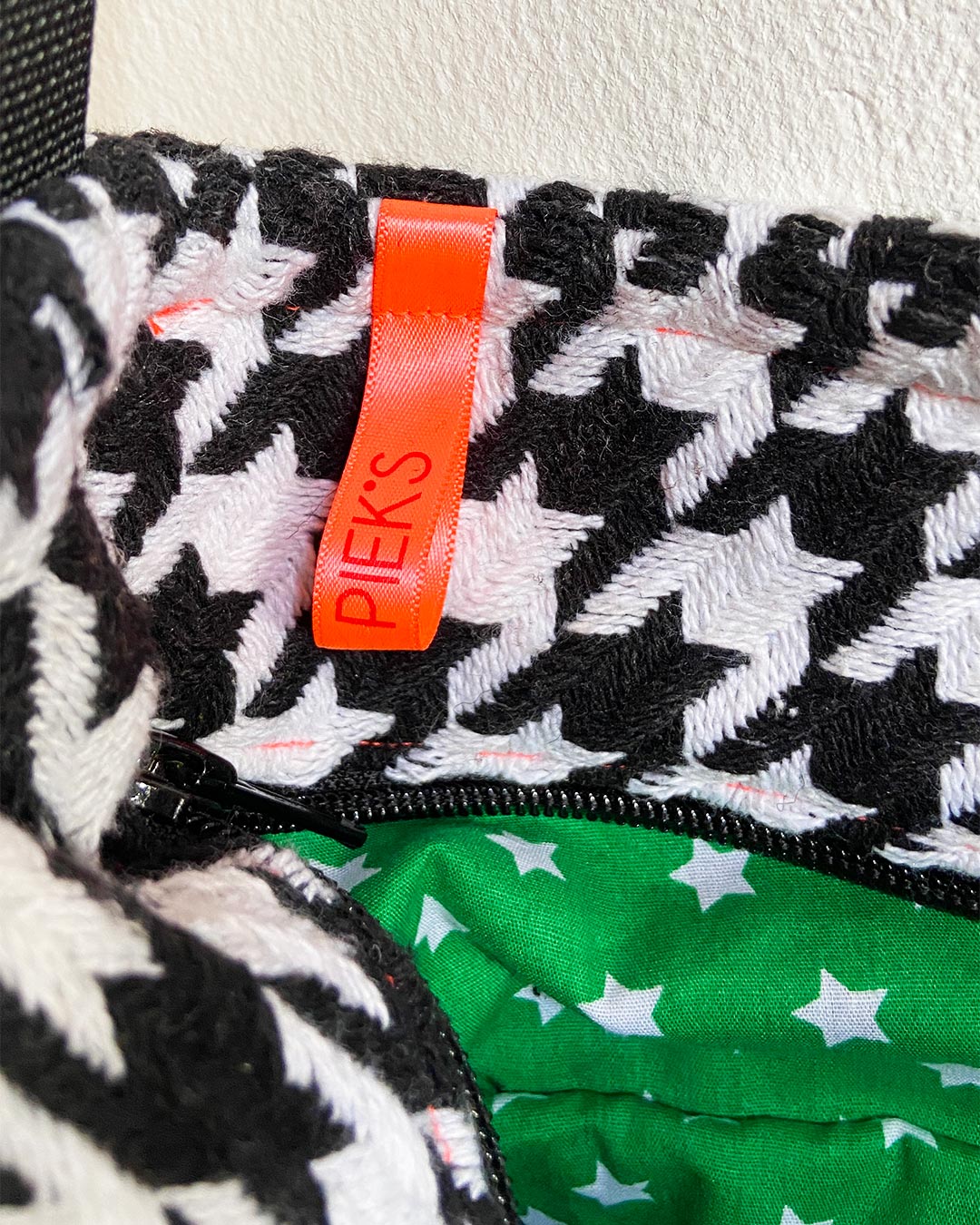 unieke, handgemaakte en stijlvolle crossbody bag van PIEKS creations van wollen stoffen - label