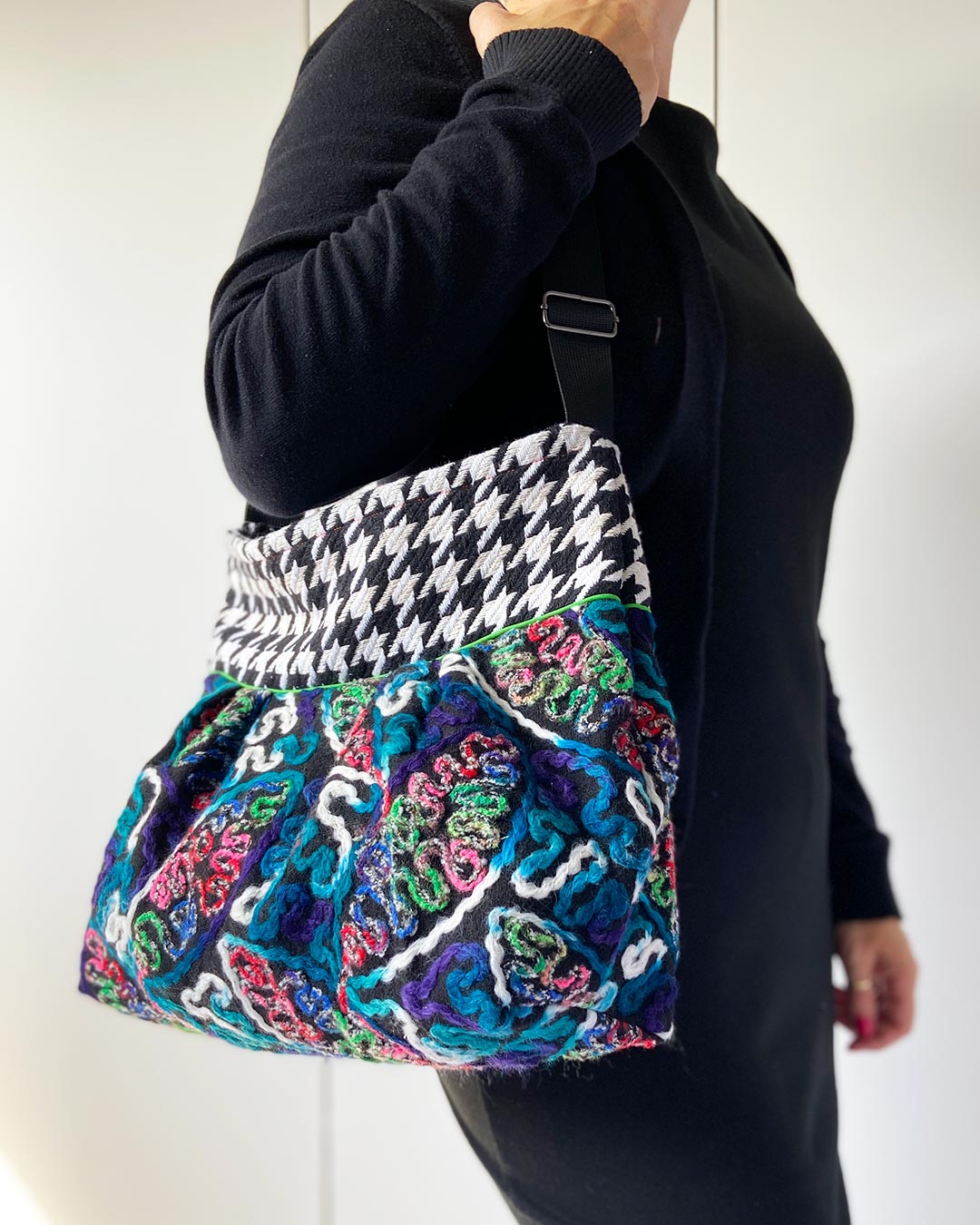 unieke, handgemaakte en stijlvolle crossbody bag van PIEKS creations van wollen stoffen - model