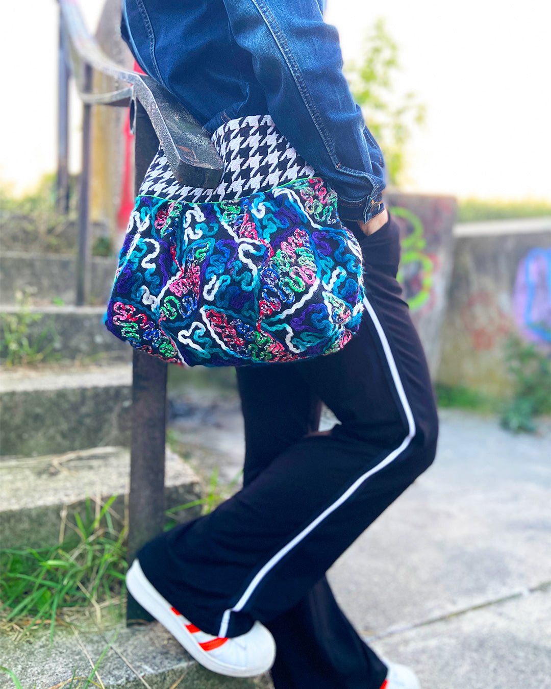 unieke, handgemaakte en stijlvolle crossbody bag van PIEKS creations van wollen stoffen - model
