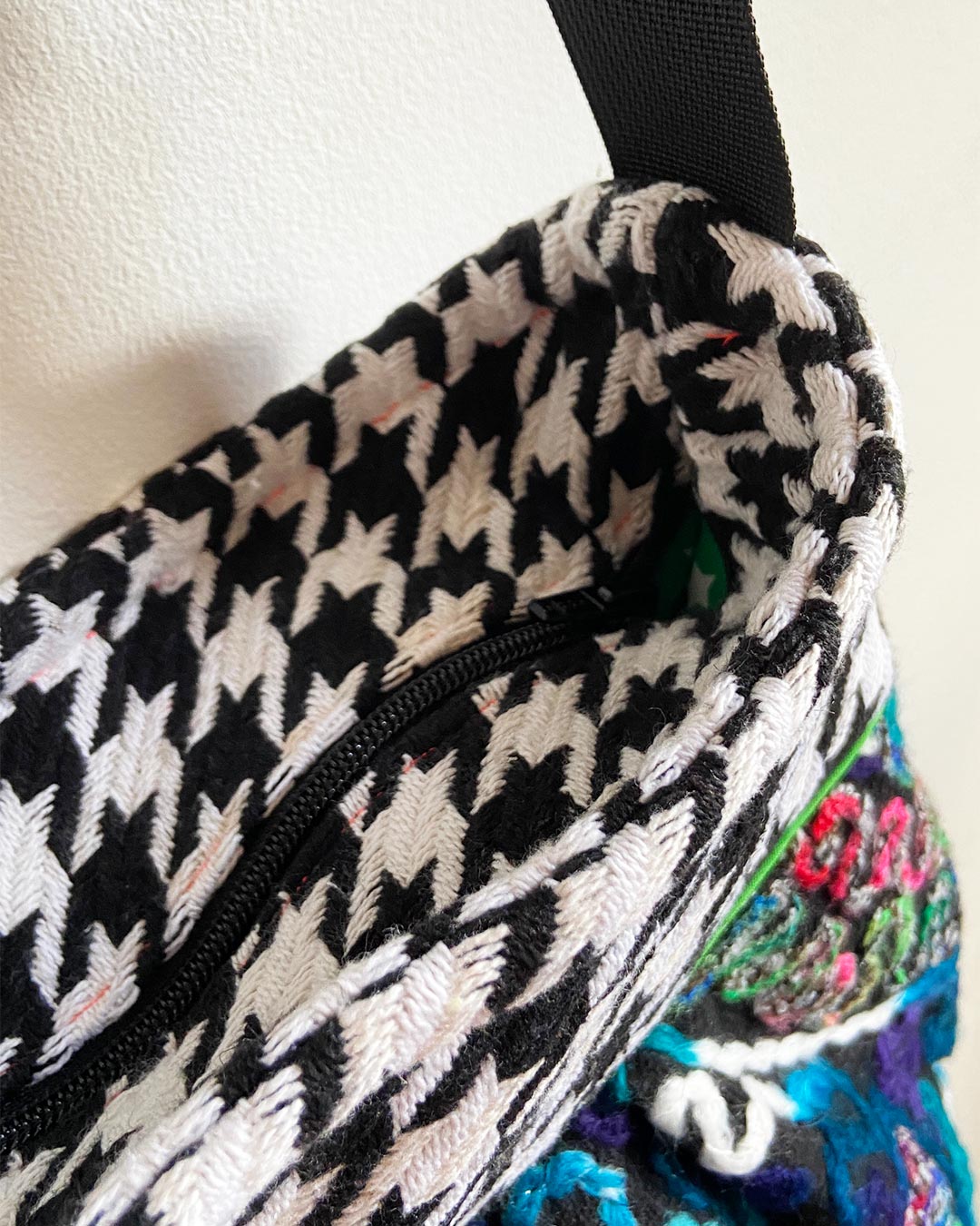unieke, handgemaakte en stijlvolle crossbody bag van PIEKS creations van wollen stoffen - rits