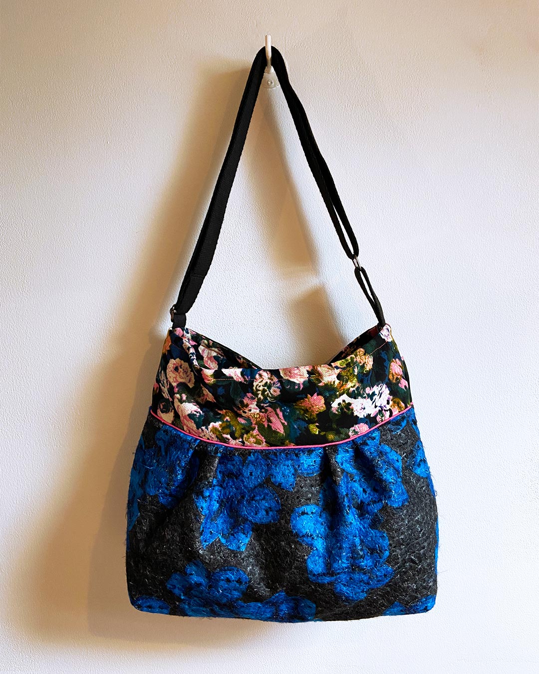 unieke, handgemaakte en stijlvolle crossbody bag van PIEKS creations van wollen stoffen met bloemen - achterkant