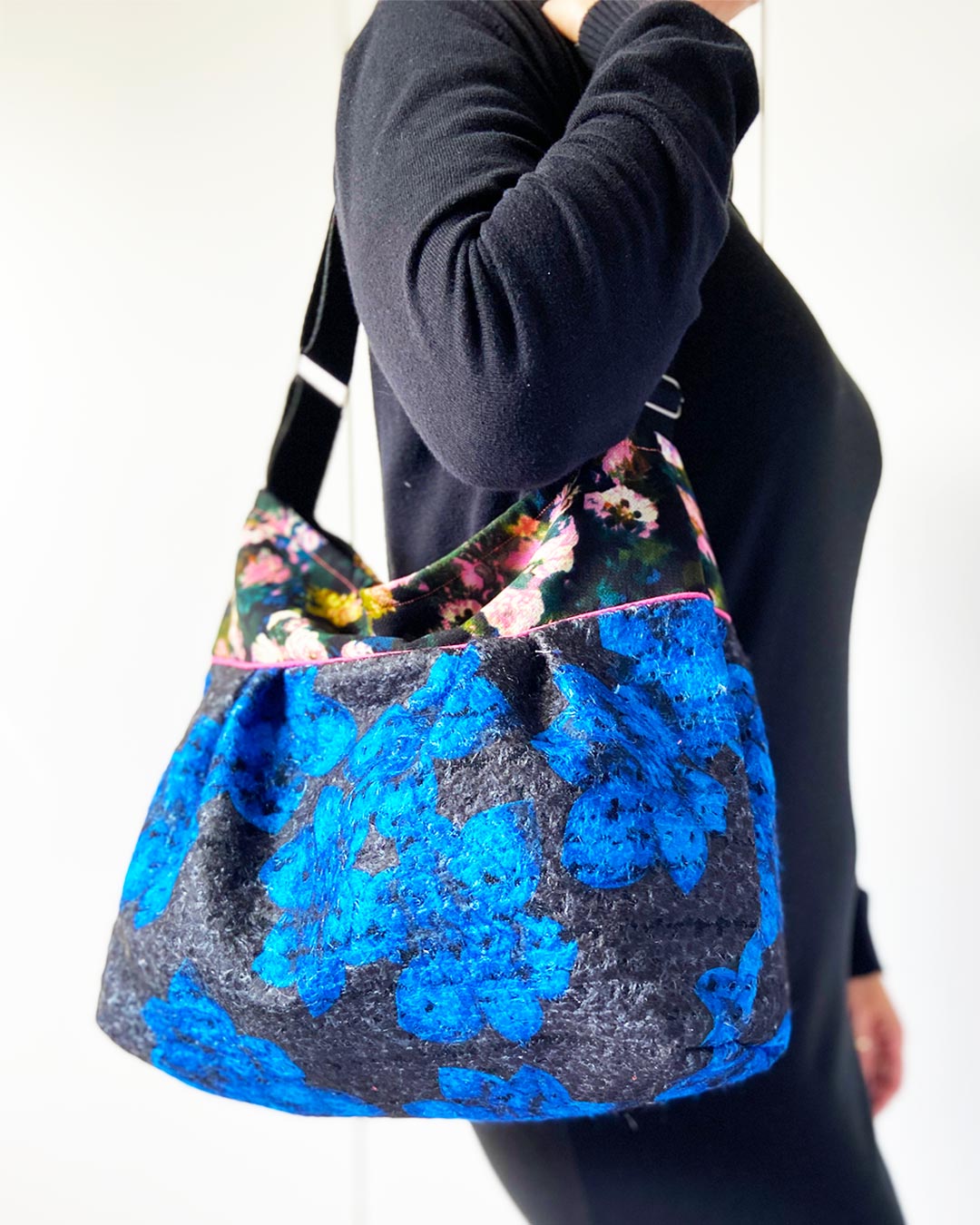 unieke, handgemaakte en stijlvolle crossbody bag van PIEKS creations van wollen stoffen met bloemen - model