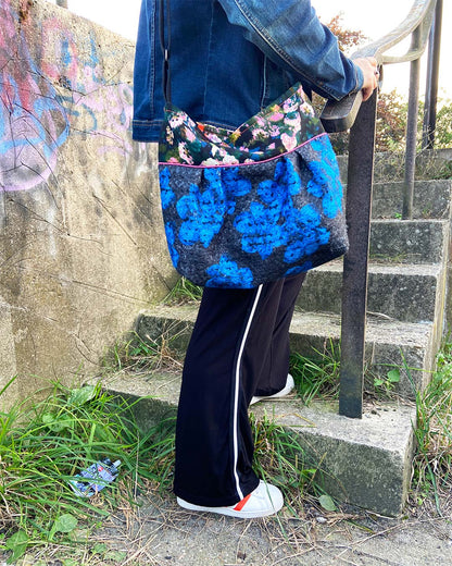 unieke, handgemaakte en stijlvolle crossbody bag van PIEKS creations van wollen stoffen met bloemen - sfeerfoto