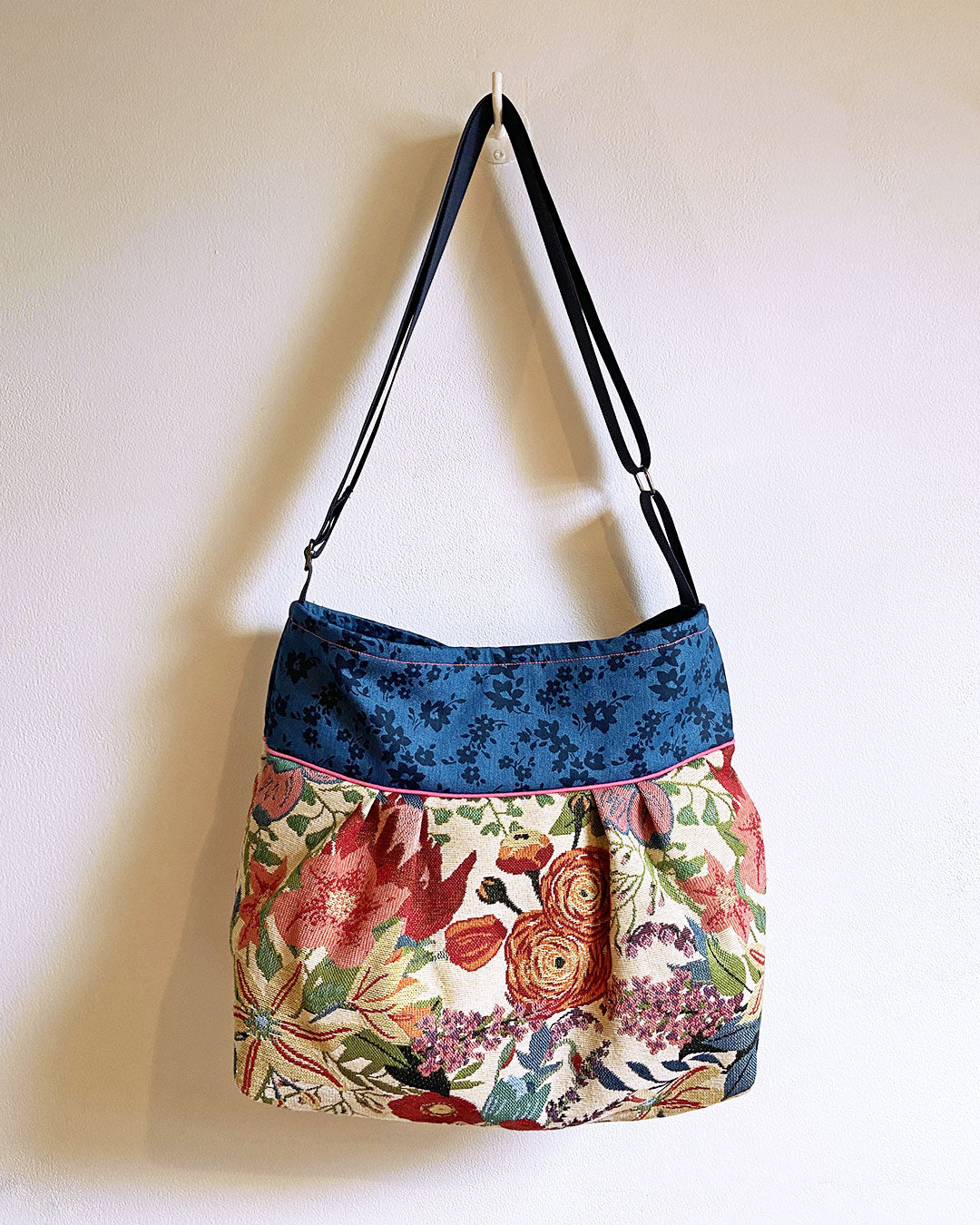 unieke, handgemaakte en stijlvolle crossbody bag van PIEKS creations met bloemenpatroon - achterkant