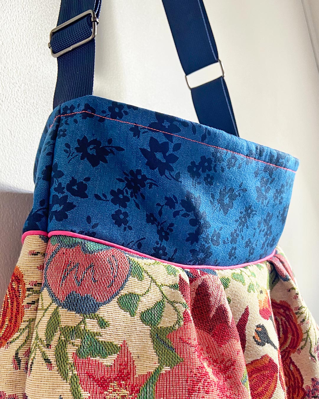 unieke, handgemaakte en stijlvolle crossbody bag van PIEKS creations met bloemenpatroon - detail