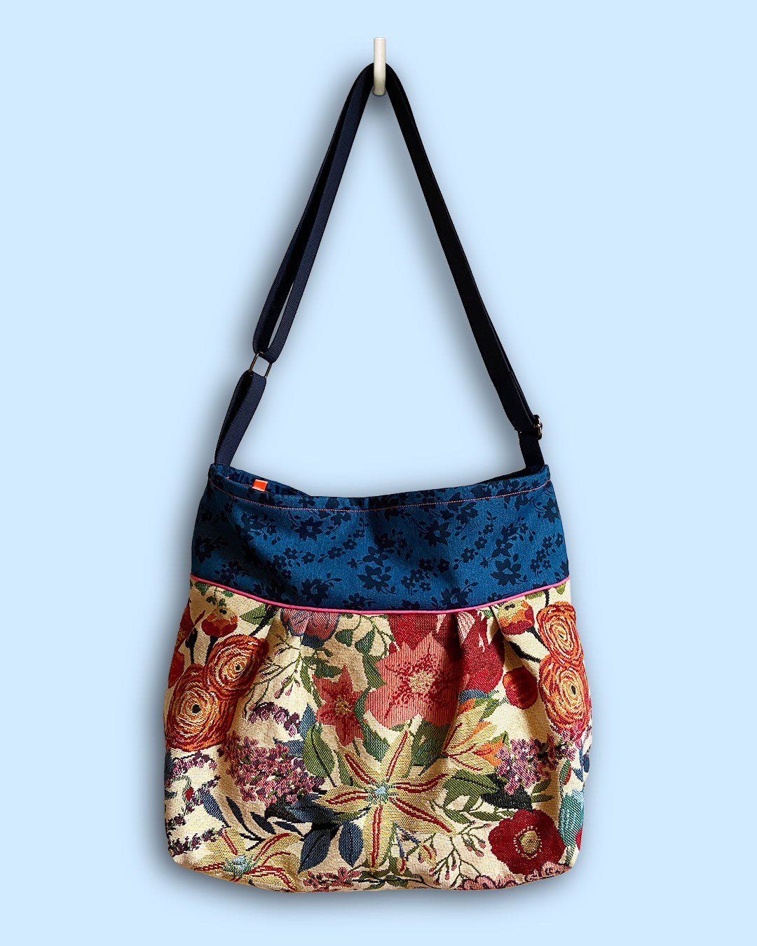 unieke, handgemaakte en stijlvolle crossbody bag van PIEKS creations met bloemenpatroon - voorkant