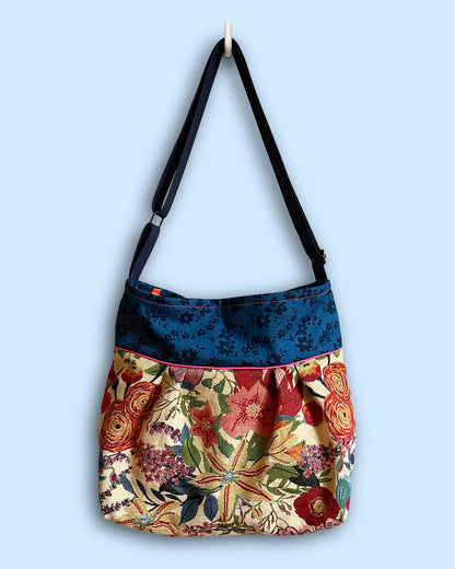 unieke, handgemaakte en stijlvolle crossbody bag van PIEKS creations met bloemenpatroon - voorkant