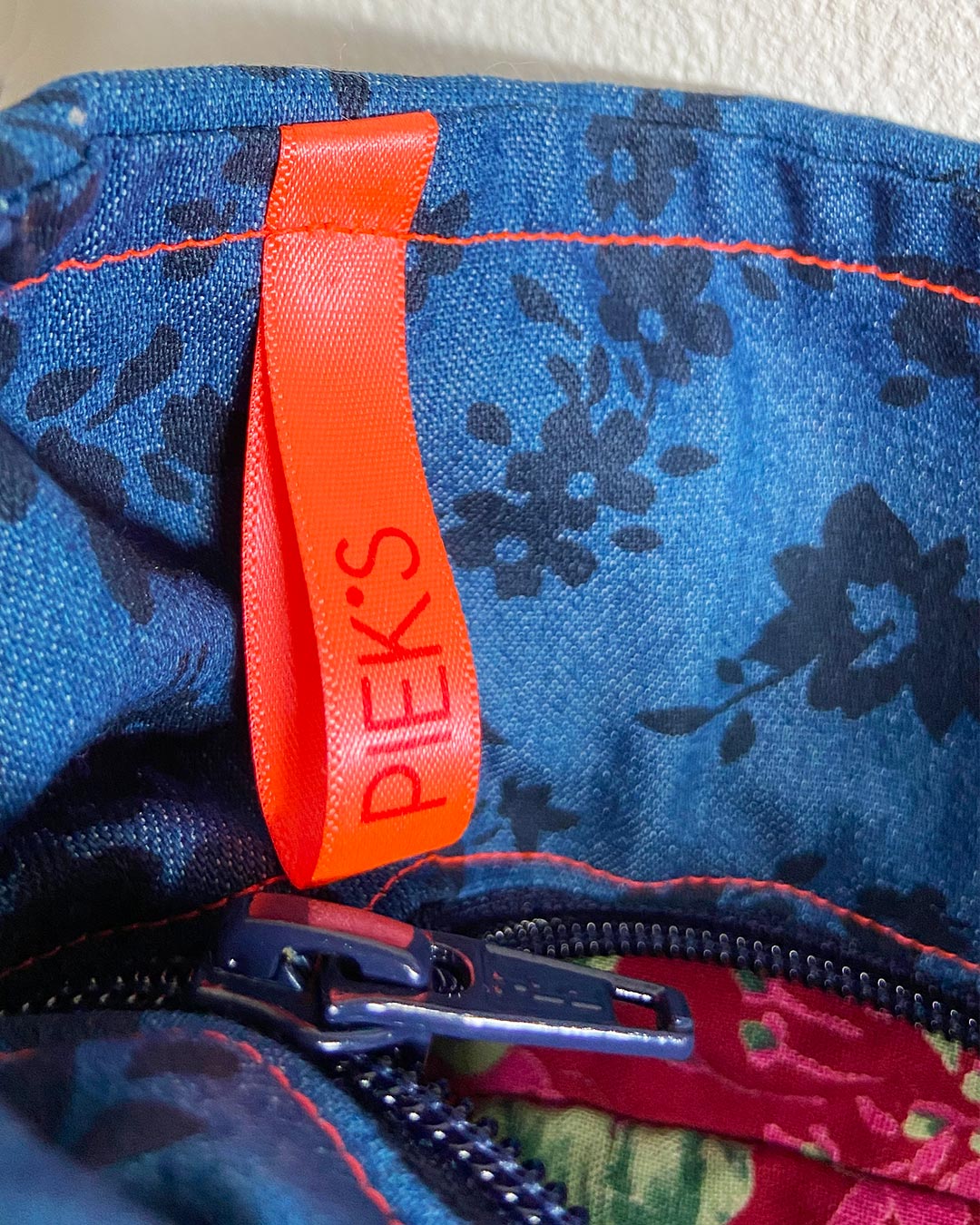 unieke, handgemaakte en stijlvolle crossbody bag van PIEKS creations met bloemenpatroon - label