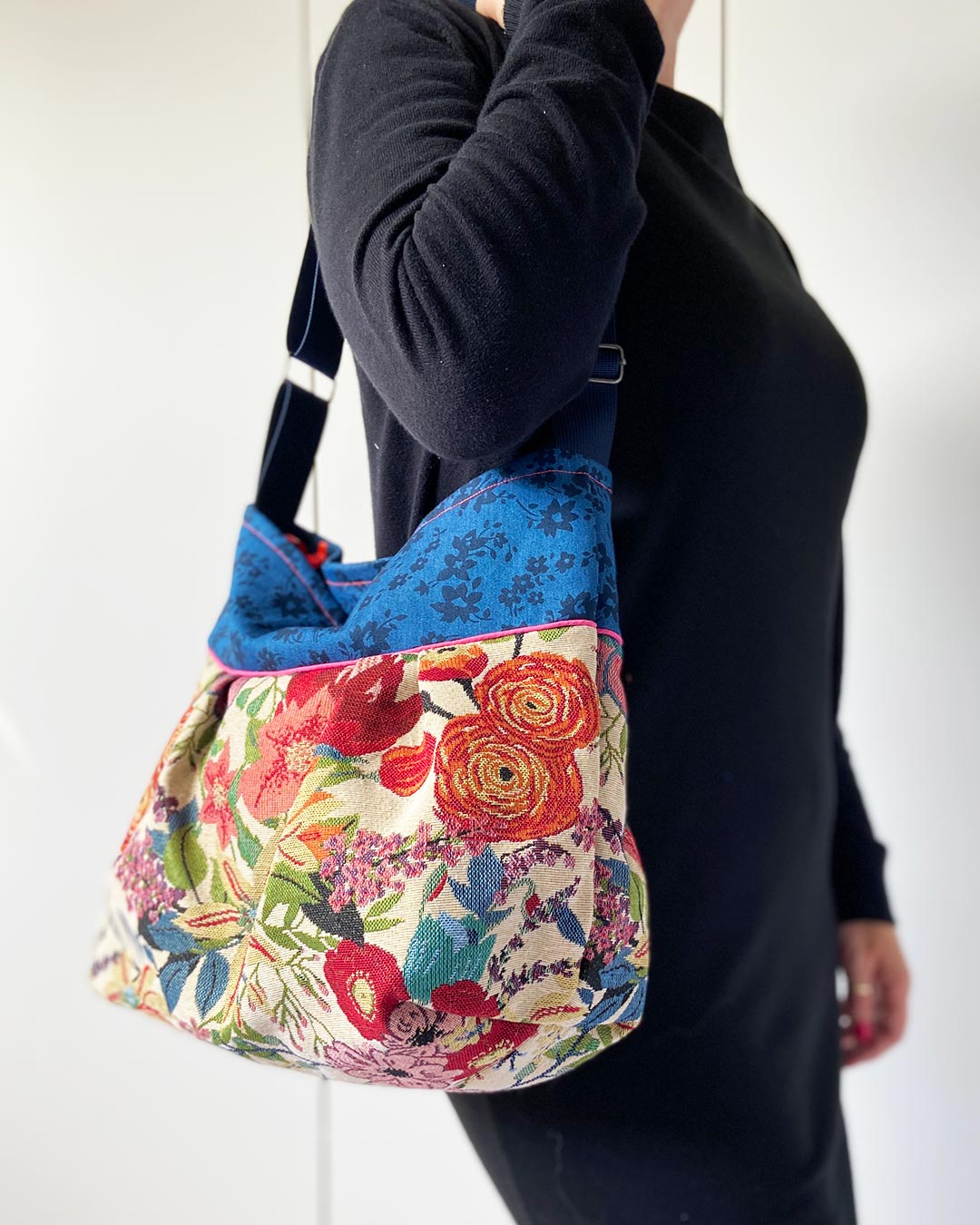 unieke, handgemaakte en stijlvolle crossbody bag van PIEKS creations met bloemenpatroon - model