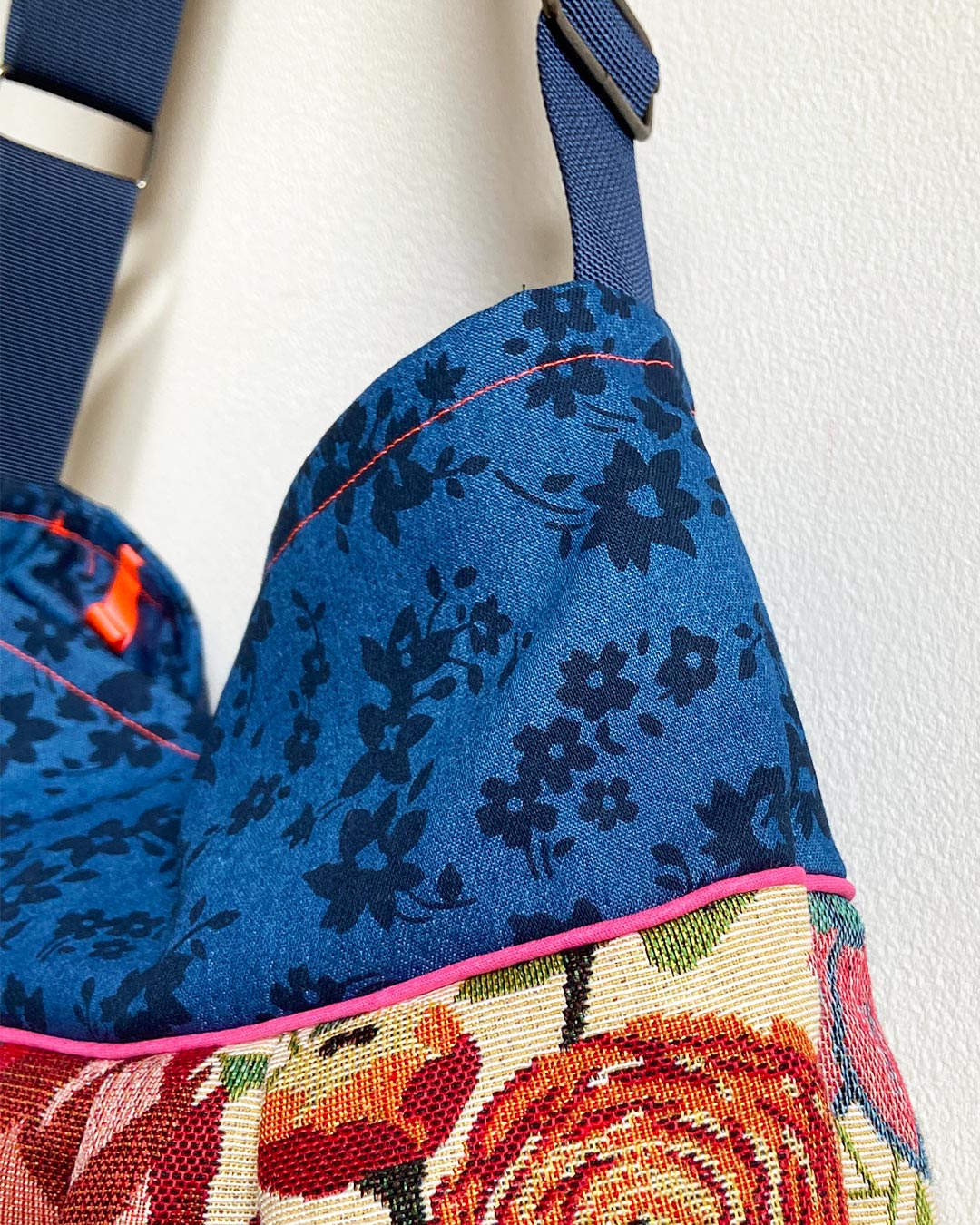 unieke, handgemaakte en stijlvolle crossbody bag van PIEKS creations met bloemenpatroon - zijkant